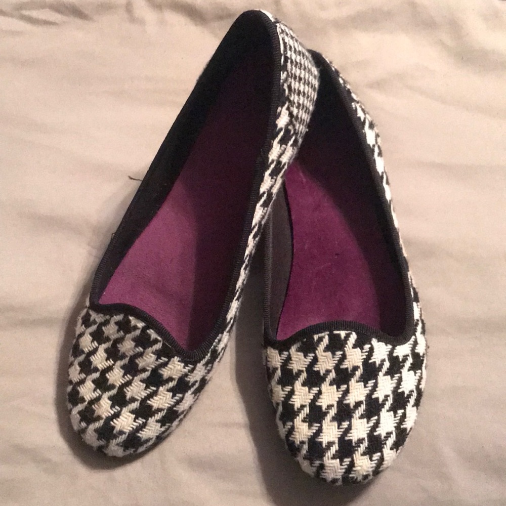 Black/white flats